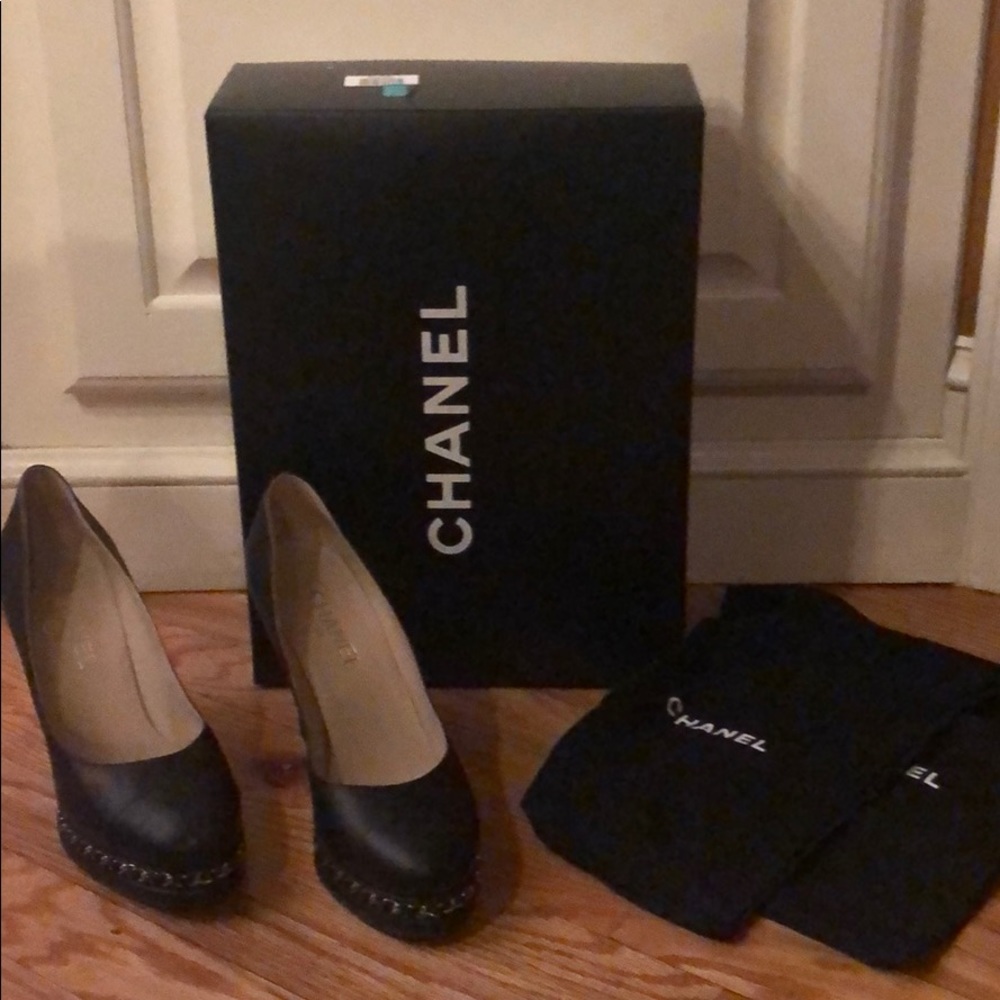 chanel cc leather chain link pumps